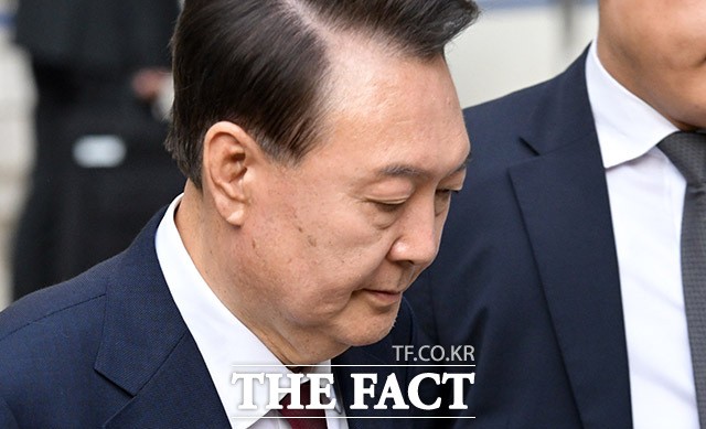 12·3 비상계엄 사태와 관련해 내란 우두머리 혐의 등으로 기소된 윤석열 전 대통령이 12일 서울 서초구 서울중앙지방법원에서 열린 3차 공판을 마친 뒤 법원을 나서고 있다.2025.05.12 사진공동취재단