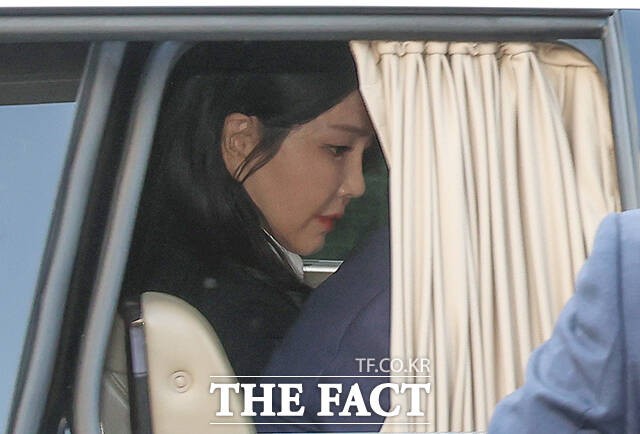 공천개입 의혹을 수사하는 검찰이 김건희 여사에게 오는 14일 검찰에 출석할 것을 요청했다.윤석열 전 대통령의 부인 김건희 여사가 지난달 11일 오후 서울 용산구 대통령 관저를 떠나고 있다./서예원 기자