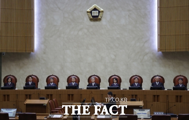 조희대 대법원장을 비롯한 대법관들이 1일 오후 더불어민주당 이재명 대선 후보의 공직선거법 사건 전원합의체 선고를 위해 서울 서초구 대법원 대법정에 입장해 있다./사진공동취재단