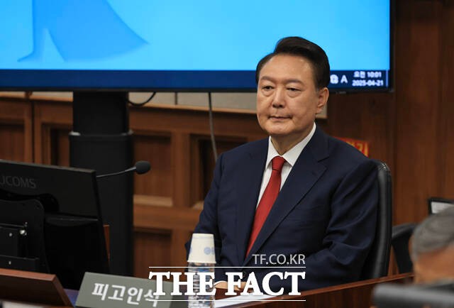 윤석열 전 대통령이 4월 21일 서초동 서울중앙지법에서 열린 내란 우두머리 혐의에 대한 두 번째 정식 재판에 출석하고 있다./사진공동취재단