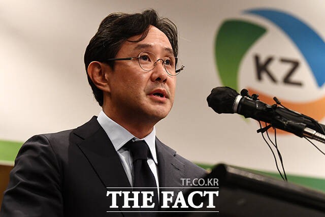MBK파트너스와 영풍의 특수목적법인 한국기업투자홀딩스는 최윤범 고려아연 회장(사진)과 박기덕 대표이사를 한화 주식을 헐값에 처분해 회사에 손해를 입힌 이유로 주주대표소송을 12일 제기했다./서예원 기자