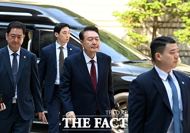 12.3 비상계엄 사태와 관련해 내란 우두머리 혐의 등으로 기소된 윤석열 전 대통령이 12일 오전 서울 서초동 서울중앙지법에서 열린 3차 공판에 출석하고 있다./사진공동취재단