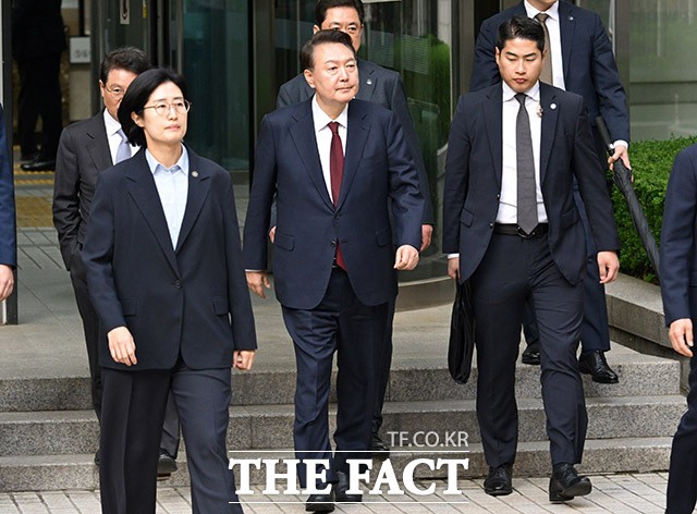 12·3 비상계엄 사태와 관련해 내란 우두머리 혐의 등으로 기소된 윤석열 전 대통령이 12일 서울 서초구 서울중앙지방법원에서 열린 3차 공판을 마친 뒤 법원을 나서고 있다.2025.05.12 사진공동취재단