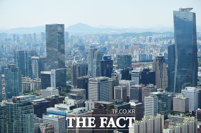 기준금리 인하 기조에 과거 만큼 시중은행과 저축은행 간 금리 차이가 크지 않다는 해석도 나온다./더팩트 DB