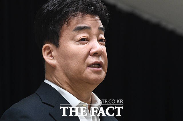 백종원 더본코리아 대표가 식품위생법 위반 혐의 등 총 14건의 경찰 수사를 받고 있는 것으로 나타났다.사진은 백 대표가 지난 3월28일 오전 서울 서초구 스페이스쉐어 강남역센터에서 열린 더본코리아 정기 주주총회를 