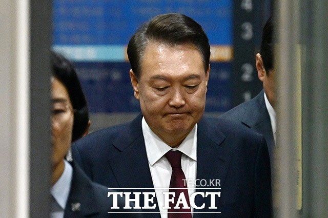 12·3 비상계엄 사태와 관련해 내란 우두머리 혐의 등으로 기소된 윤석열 전 대통령이 12일 서울 서초구 서울중앙지방법원에서 열린 3차 공판을 마친 뒤 법원을 나서고 있다.2025.05.12 사진공동취재단