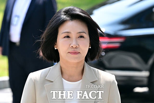 공직선거법 위반 혐의로 1심에서 벌금형을 선고받은 더불어민주당 이재명 대선 후보의 아내 김혜경 씨가 12일 오후 경기 수원시 수원고등법원에서 열린 항소심 선고 공판에 출석하고 있다./임영무 기자