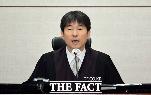 The Seoul Central District Court has stated there is "no content to comment on" regarding the allegations that Judge Ji Guyon, who is presiding over the insurrection case against former President Yoon Seok-youl, received entertainment from a related party at a nightlife venue. /Photo Joint Press Corps