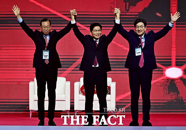 김문수 국민의힘 대선 후보에게 한덕수 전 국무총리와의 단일화를 압박한 국민의힘 권영세 전 비상대책위원장과 권성동 원내대표가 경찰 수사를 받고 있다. 서울 영등포경찰서는 권 전 비대위원장과 권 원내대표를 강요미수와 업