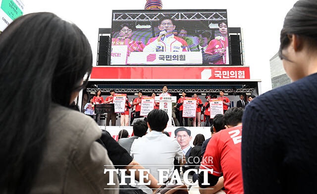<b>지지율</b> 상승세 타려는 국힘…당 통합·중도 확장성 관건