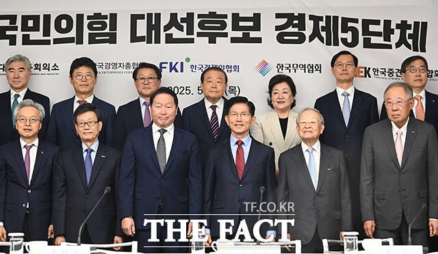 '<b>경제</b>5단체장 <b>간담회</b>' 참석한 <b>김문수</b> 대선후보 [TF사진관]