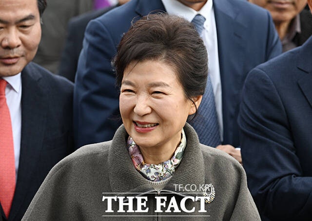 [속보] '<b>선거</b>의 여왕' <b>박근혜</b>, 김문수에 "<b>선거</b>는 진심"