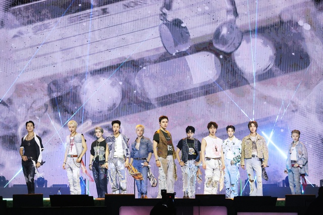 '10주년' <b>세븐틴</b>, <b>잠수교</b>서 캐럿·시민·관광객 대통합