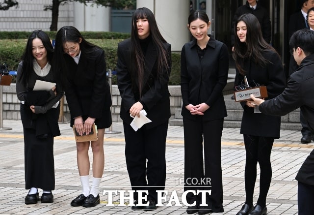 법원 "<b>뉴진스</b>, <b>독자활동</b> 1회당 어도어에 50억 <b>배상</b>해야"