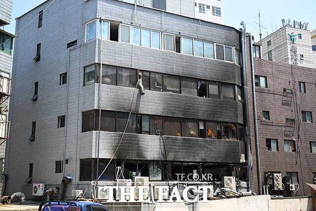 <b>신당동 봉제공장</b> 화재로 1명 사망·4명 부상…"<b>방화</b> 추정" (종합)