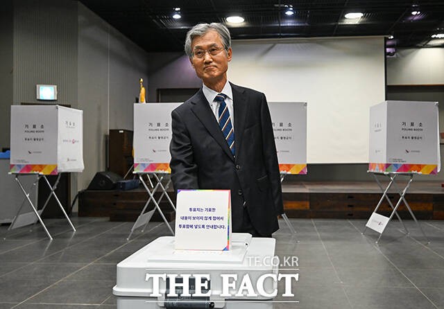 '제21대 대통령 선거' <b>투표</b>하는 <b>조희대 대법원장</b> [TF사진관]