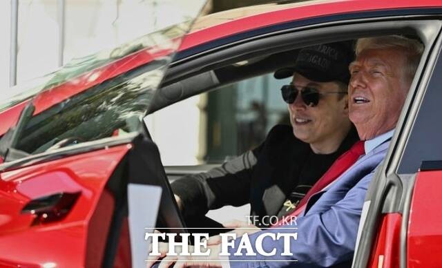 <b>머스크</b>에 뿔난 <b>트럼프</b> "3개월 전 산 테슬라 처분 고려"