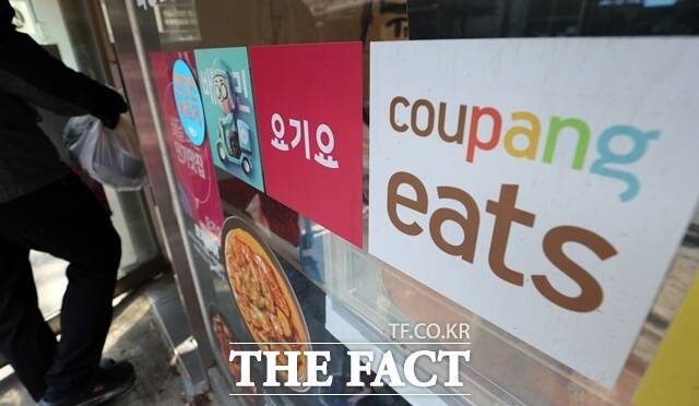 이재명 대통령의 대선 공약이었던 배달앱 수수료 상한제가 구체화될 가능성이 높아진 가운데 배달 플랫폼 업체들이 정책 방향에 주목하고 있다. 사진은 서울 강서구의 한 음식점 앞에 배달앱 3사 스티커가 붙어있는 모습 /뉴