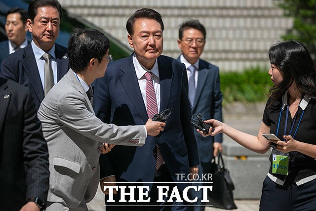 '<b>비화폰</b> 삭제 지시' <b>윤석열</b>, 경찰 <b>조사</b> 불응…12일 2차 출석 요구