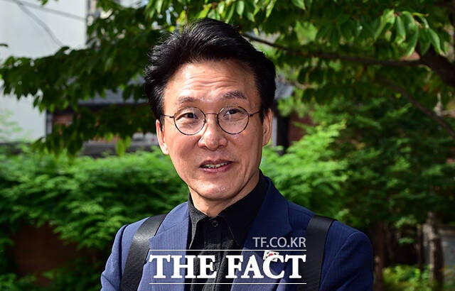 <b>김민석</b> 국무<b>총리 후보자</b>, 미소 지으며 <b>청문회</b> 준비단 사무실 출근 [TF사...
