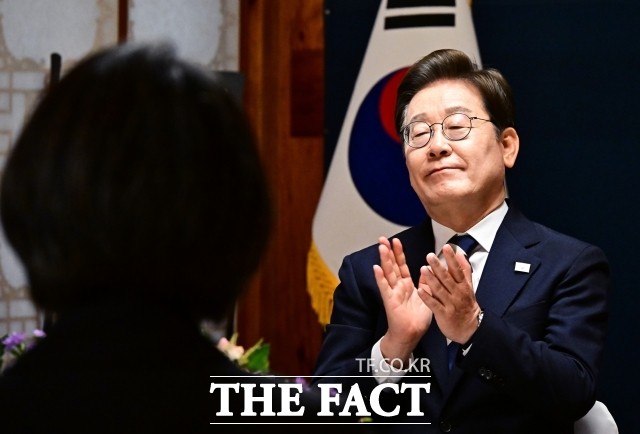 이 <b>대통령 재판중지</b> '84조' <b>헌법소원</b> 4건 접수
