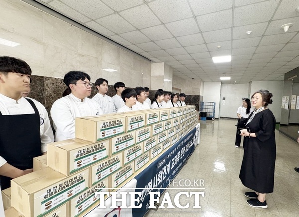 대전보건대학교 호텔조리·제과제빵학과 14일 동구행복한어르신복지관 관계자를 초청해 동구지역 저소득 어르신을 대상으로 음식 나눔을 위한 음식상자 전달식을 진행했다. 김명희 관장(사진 오른쪽)이 학생들에게 감사함을 전하고