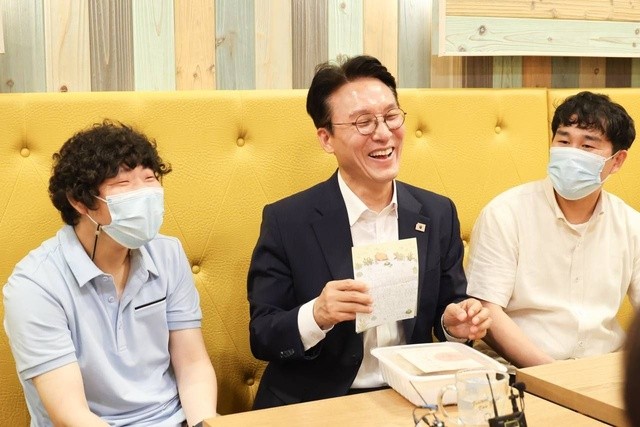 <b>김민석</b>, <b>발달장애인 일자리</b> 현장 방문…"함께 미래 만들자"
