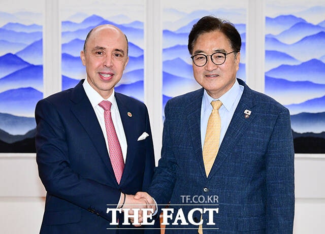 <b>우원식 국회의장</b>, <b>모로코 대사 접견</b> "AI·철도·방산 교류 확대 기대" [T...