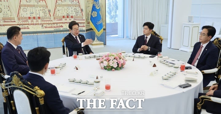 李 대통령, <b>여야 지도부 회동</b>서 "김민석 논란, 청문회 해명 지켜봐야"