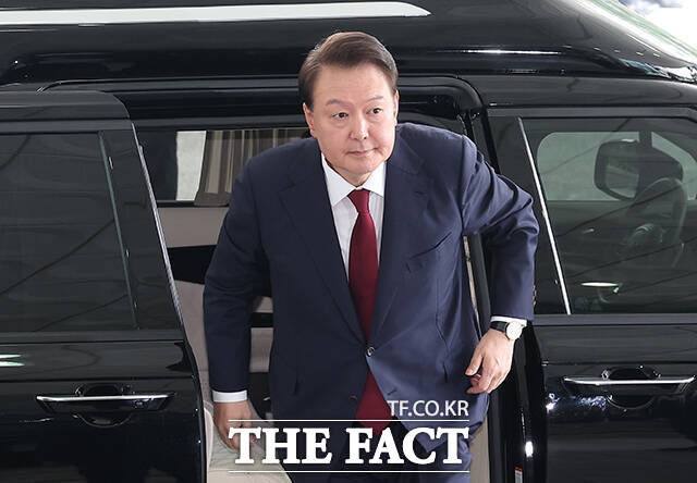 <b>윤석열</b> "<b>조사</b>자 교체하라" 입실 <b>거부</b>…<b>특검</b> "결단할 것"