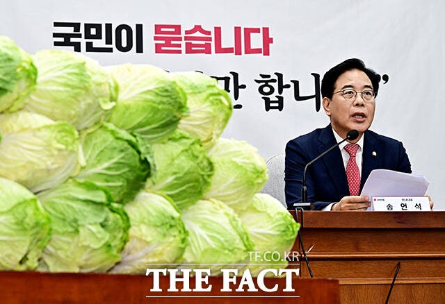 <b>김민석</b> 국무총리 <b>후보자</b> 비판 위해 국회에 등장한 배추 [TF사진관]