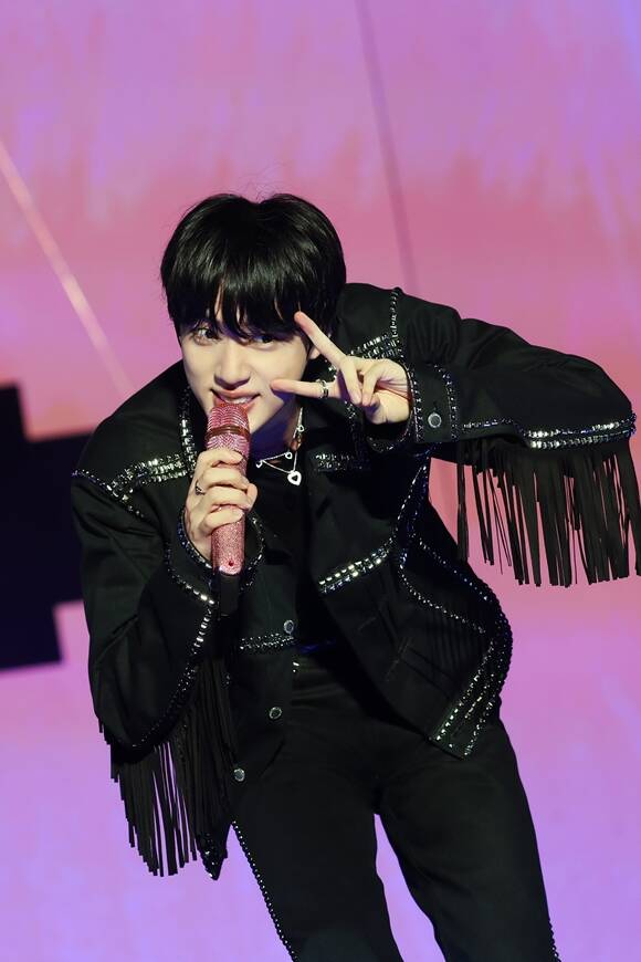 BTS 진, 솔로 <b>팬콘서트 투어</b> 시작…"언제나 아미 곁을 지킬 것"