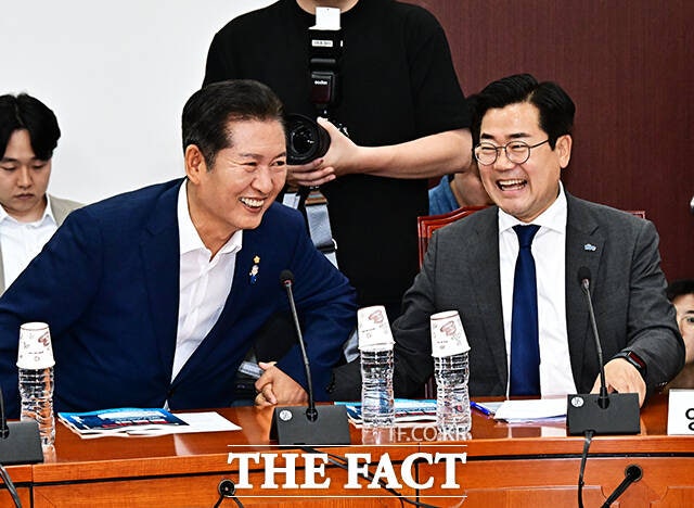 <b>검찰개혁</b> 토론회 찾은 <b>박찬대</b>·<b>정청래</b>…"추석 전 <b>검찰</b>청 해체"