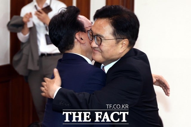 우원식 만난 <b>김민석</b> "맏형처럼 <b>국회 존중</b>할 것"