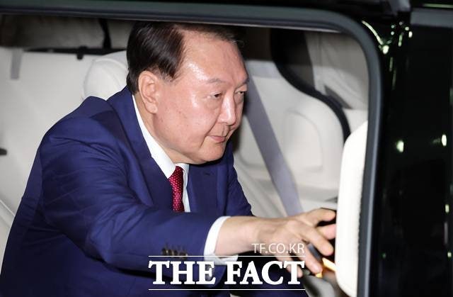 <b>윤석열</b> 15시간 만에 귀가 …저녁 거른 채 조서열람