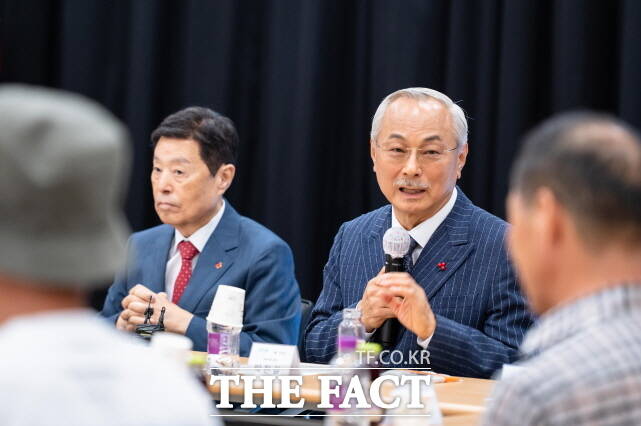 9일 유가족 및 피해자에게 감사와 위로의 말을 전하는 박한길 애터미 회장. /애터미