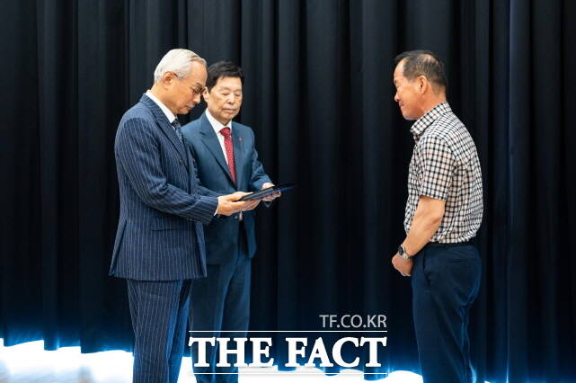 애터미 박한길 회장(왼쪽)과 김병준 사랑의 열매 회장이 9일 유가족에게 감사패를 전달하고 있다. /애터미
