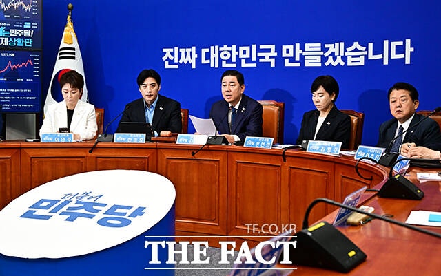 <b>김병기</b> "내란수괴가 있을 곳은 <b>감옥</b>...1분 자유도 안돼" [TF사진관]