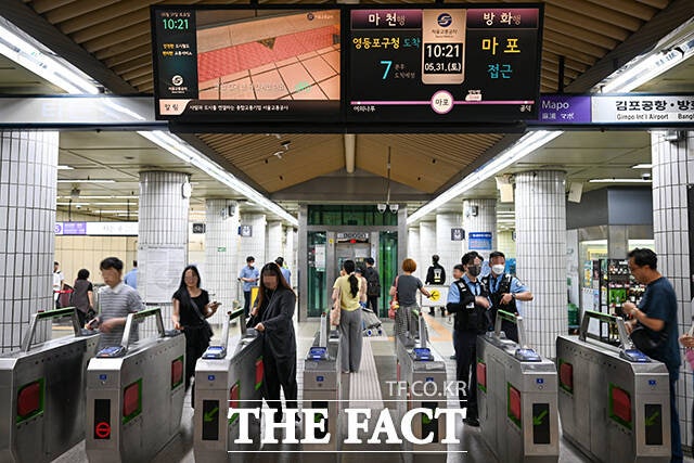 지하철역사냐 사우나냐…'찜통 워터밤' 시민들 고역 1 20251428175224072600 20250712113511525