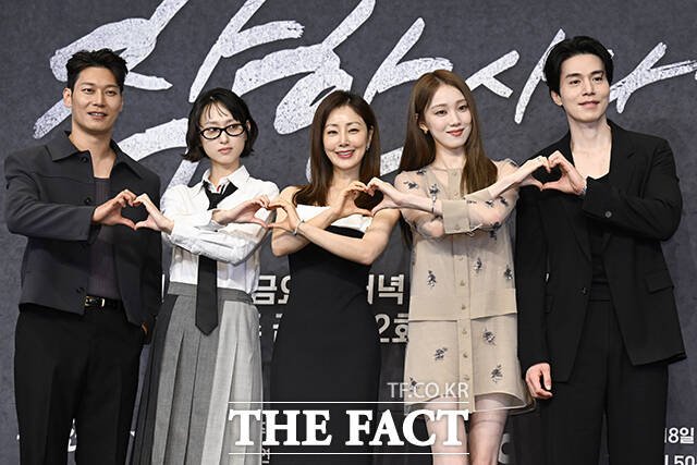"평양냉면 같아"…<b>이동욱</b>·<b>이성경</b> '<b>착한 사나이</b>', 금요일 안방 정조준(종...