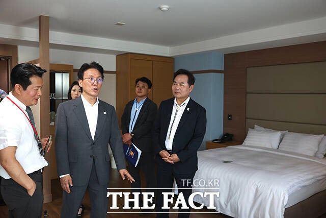 <b>김민석 총리</b> '2025 <b>APEC</b> 정상회의' 준비 상황 특별점검 [TF사진관]