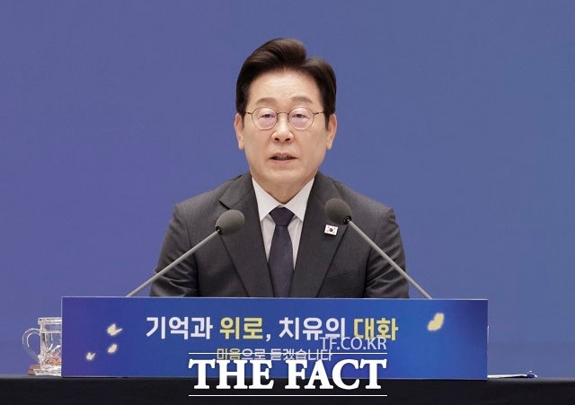 고개 숙인 李 <b>대통령</b>, <b>참사</b> 유가족에 "정부 대표해 사죄"