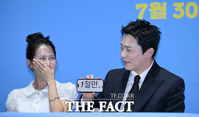 "이보다 더 잘 어울릴 수 없어"…<b>조정석</b>의 새로운 인생작 '<b>좀비딸</b>'(종합...