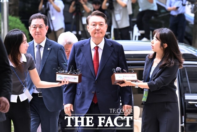 <b>윤석열</b> "24일 내란재판 <b>불출석</b>" 의견서…<b>건강상</b> 이유