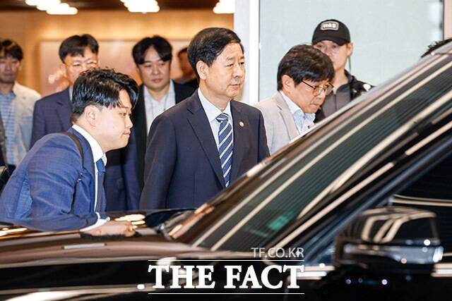 ク・ユンチョル経済副首相兼企画財政部長官（中央）が２４日、「韓米２＋２通常協議」キャンセルのニュースを聞いた後、仁川国際空港を抜け出している。 /ナム・ヨンヒ記者