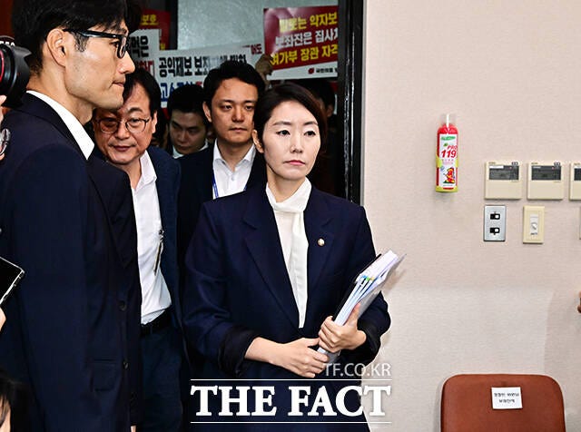 민주당 지도부의 강경 엄호 기조에 반기를 드는 당내 목소리가 속속 분출되며 내부 갈등이 공개적으로 표출되기도 했다. 강 전 후보자가 14일 오전 서울 여의도 국회 여성가족위원회에서 열린 인사청문회에 참석하는 모습.