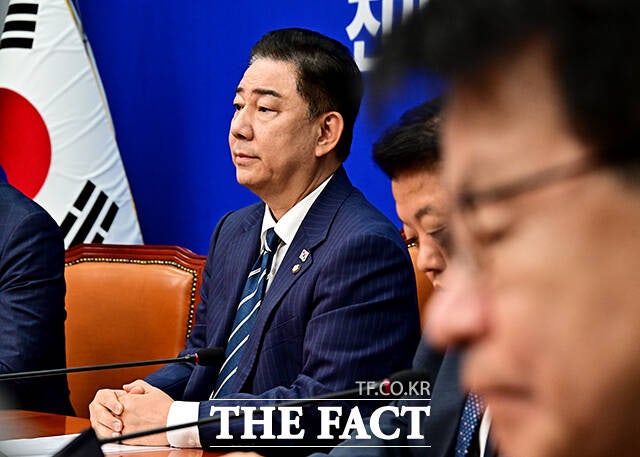 강선우 여성가족부 장관 후보자 자진사퇴에도 더불어민주당 내 후폭풍이 계속되고 있다. 민심과 괴리된 강경 엄호 기조로 '일체형 당정관계' 우려가 현실화됐다는 비판과 함께 김병기 원내지도부의 리더십이 시험대에 올랐다는