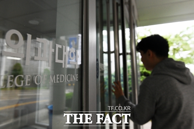 올해 의사 국가시험(국시) 신청자가 지난해보다 3.8배 늘었다. 의정 갈등 이전 수준의 절반 가까이 회복됐다. 사진은 지난 5월 9일 연세대학교 의과대학. / 사진=서예원 기자