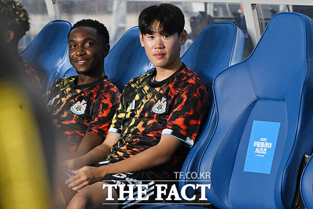 <b>뉴캐슬</b> 유니폼으로 친정팀 경기장 찾은 <b>박승수</b> [포토]