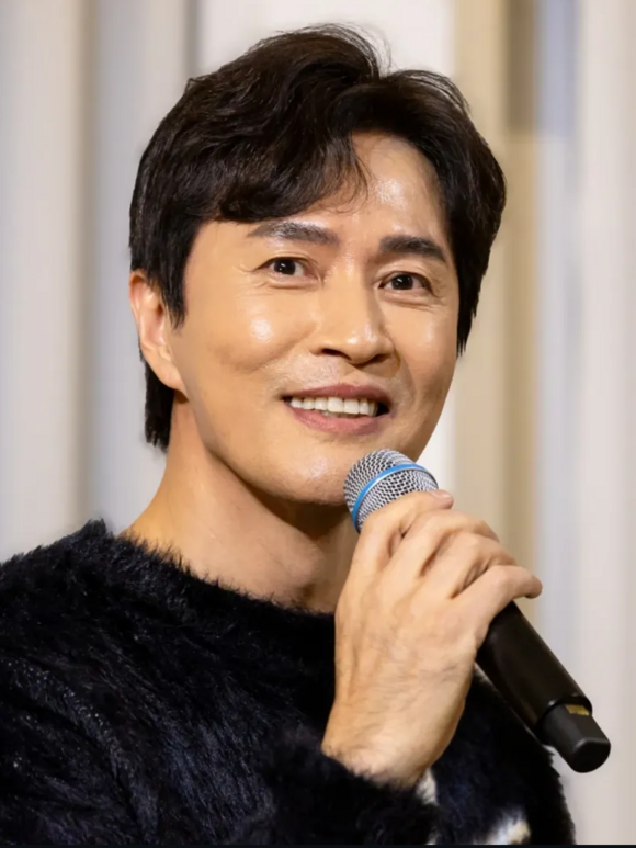 <b>김정민</b>, 팬들에게 받은 <b>모친상</b> <b>조의금 기부</b>…"작은 위로 되길"